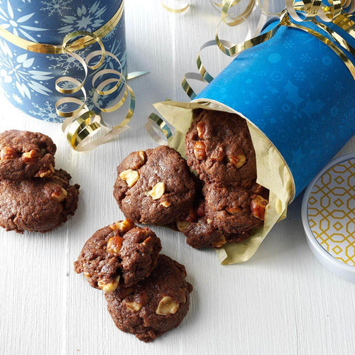 Crispy cookies with a light, crunchy texture and golden-brown finish.