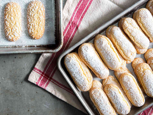 Dry cookies sprinkled with powdered sugar, adding a touch of sweetness.